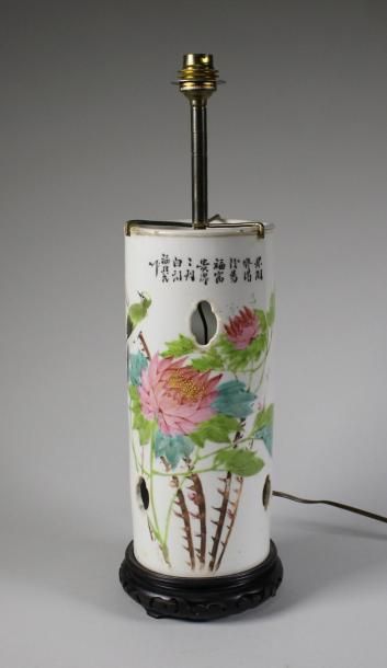 null Vase rouleau ajouré en porcelaine émaillée polychrome d'oiseaux branchés. Chine...