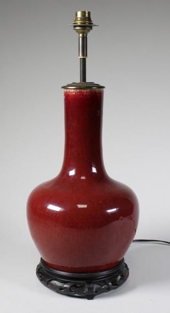null Vase en porcelaine dit sang de boeuf monté à l'électricité. Chine xxe siècle.
Haut.:...