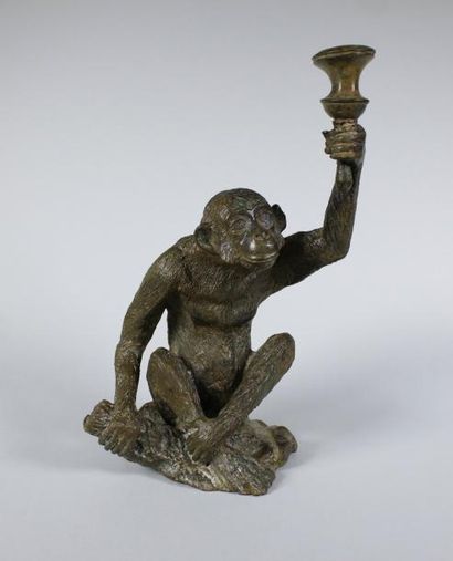 École du XXe siècle Chimpanzé formant candélabre.
Epreuve en bronze à patine brun...