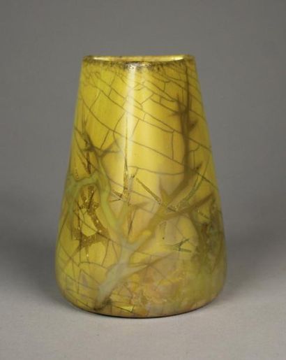Clément MASSIER (1844 - 1917) Petit vase trapézoïdal en céramique jaune craquelée...