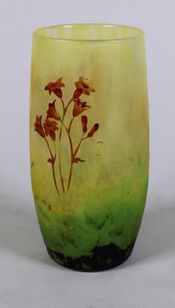 DAUM Nancy Vase en verre multicouche vert et jaune à décor de fleurs rouges dégagées...