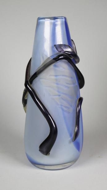 Régis et Gisèle FIEVET (nés en 1951 et 1948) Vase en verre bleu clair à applications...