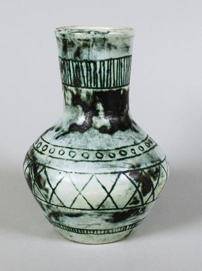 Jacques BLIN (1920 - 1995) Vase à col évasé en céramique à décor incisé de motifs...