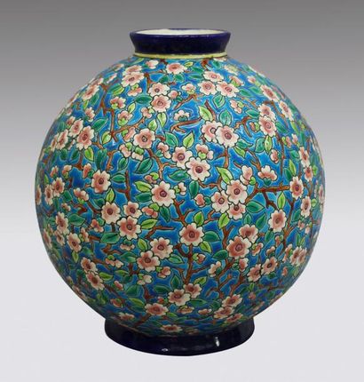 null Vase boule en faïence émaillée polychrome à décor de fleurs.
Haut.: 25 cm