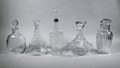 BACCARAT Carafe en cristal taillé. Complète de son bouchon.
Haut.: 24 cm