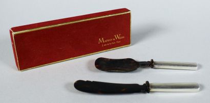 MAPPIN & WEBB Couverts à caviar manche en argent incisé de cotes droites spatule...