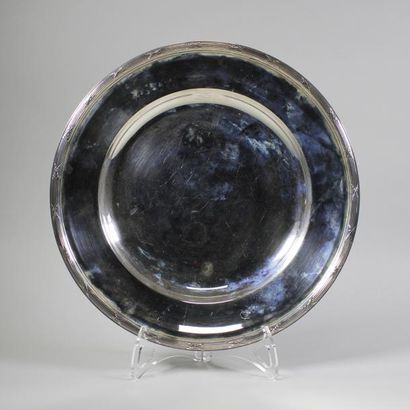 CHRISTOFLE Grand plat circulaire en métal argenté à décor de faisceaux rubannés