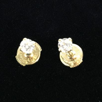 null Paire de puces d'oreilles en or jaune 18K (750‰) serties de diamants d'environ...