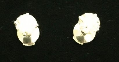 null Paire de boutons d'oreilles en or blanc 18K (750‰) sertie de 2 diamants blancs...