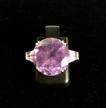 MAISON MAUBOUSSIN Bague en or gris 18K (750‰) sertie d'un importante améthystes taillée...