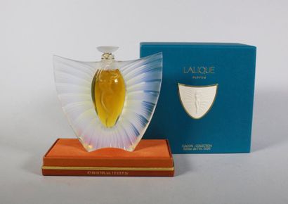 null Sylphide, 2000.
Flacon de parfum en cristal opalescent soufflé moulé et en partie...