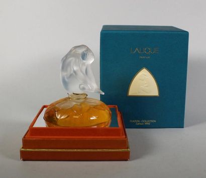 null Sylphide, 2000.
Flacon de parfum en cristal opalescent soufflé moulé et en partie...