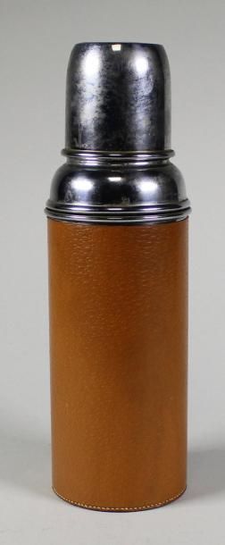 HERMES Thermos en métal et cuir brun marqué Hermès Paris.
Haut.: 25 cm