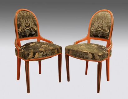 null Paire de chaises en bois laqué rouge recouvertes d'une garniture à motif chinois....