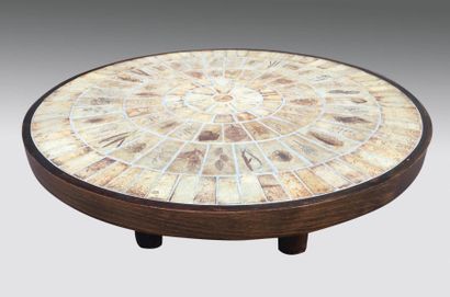 ROGER CAPRON (1922 - 2006) Table basse circulaire en carreaux de grès à décor d'empreintes...