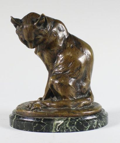 PAILLET (1871 - 1937) Chat à la souris.
Epreuve en bronze à patine brun nuancé. Fonte...