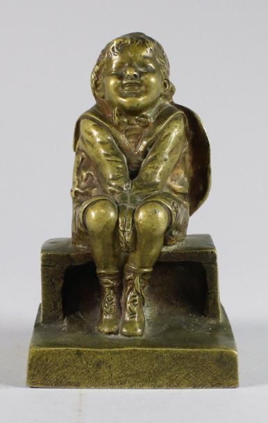Juan CLARA AYATS (1875 - 1958) Enfant assis souriant.
Epreuve en bronze à patine...