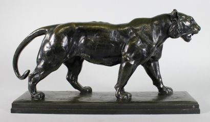 Antoine - Louis BARYE (1796 - 1875) Tigre marchant.
Epreuve en bronze à patine brun-vert...