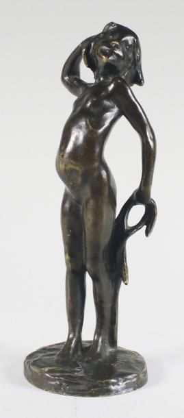Bernhard HOETGER (1874 - 1949) Jeune fille au ruban.
Epreuve en bronze à patine brun...