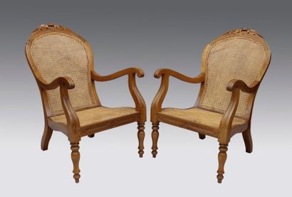 null Paire de fauteuils cannés en bois natu­rel reposant sur quatre pieds tournés,...