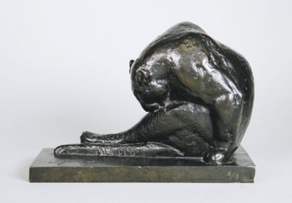 Georges Lucien GUYOT (1885 - 1973) Panthère se léchant.
Epreuve en bronze à patine...