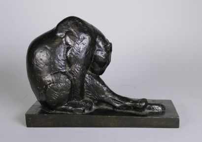 Georges Lucien GUYOT (1885 - 1973) Panthère se léchant.
Epreuve en bronze à patine...