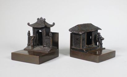 null Paire de serre-livres en bronze à motifs de pagodes. Extrême-Orient.
13 x 12...