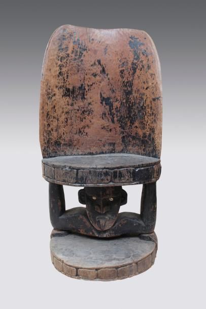 null Important trône MahoriOcéanie. xixe siècle en bois de gaïac sculpté à l'arrière...