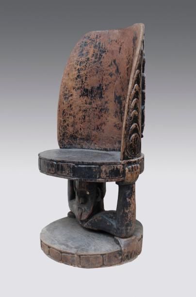 null Important trône MahoriOcéanie. xixe siècle en bois de gaïac sculpté à l'arrière...