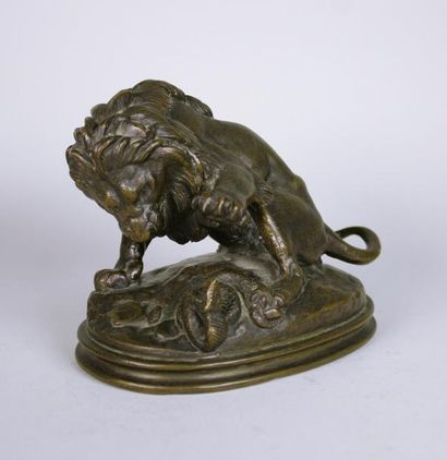 Antoine-Louis BARYE (1796 - 1875) Lion au serpent patte levée.
Epreuve en bronze...