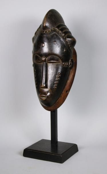 null Beau et grand masque en bois dur magnifiquement sculpté d'un visage très modiglianesque,...