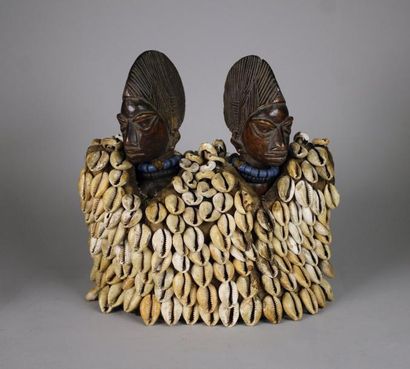 null Couple de jumeaux masculin et féminin ibedji en bois sculpté patiné à coiffes...
