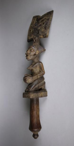 null Grand Oshe Shango en bois sculpté à patine d'usage très ancienne, corps formé...