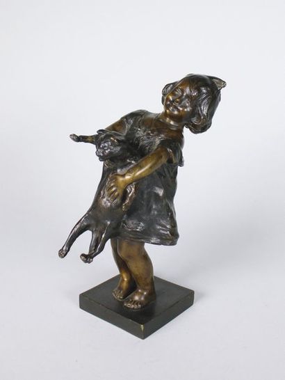Juan CLARA AYATS (1875 - 1958) Fillette au chat.
Epreuve en bronze à patine brun...