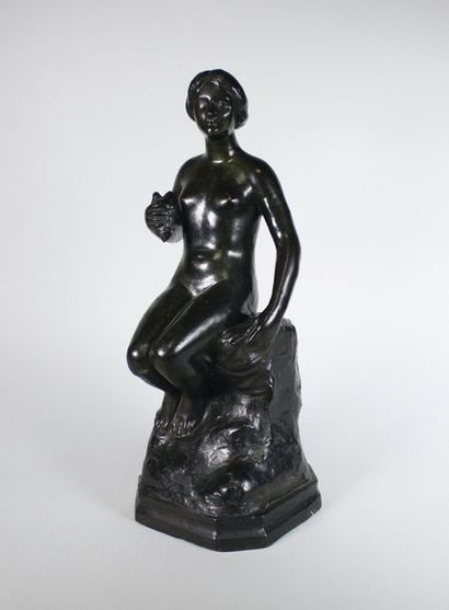 École FRANÇAISE du XXe siècle Nu à la colombe.
Epreuve en bronze à patine brun nuancé.
Fonte...