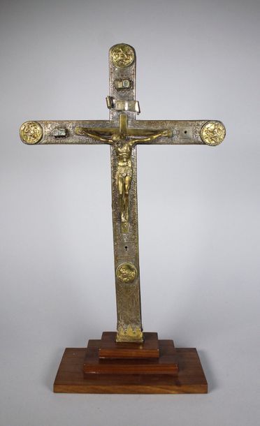 null Crucifix en métal argenté a motifs fleuronnés estampés, orné de bates a pierres...