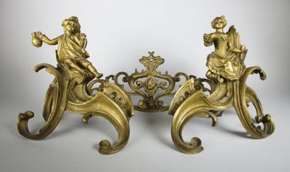 null Chenets en bronze doré de forme mouvementée surmontés d'enfants buvants. Réunis...