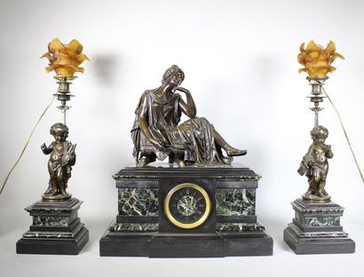 JAMES PRADIER (1790 - 1852) (D'APRÈS) Garniture de cheminée en bronze à patine brun...