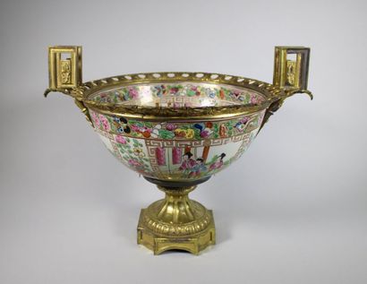 Ferdinand BARBEDIENNE (1810-1892) (dans le goût de) Coupe montée en porcelaine de...
