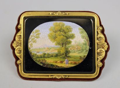 Ecole Italienne du XVIIIe siècle Paysage.
Micro-mosaïque à vue ovale incrustée dans...