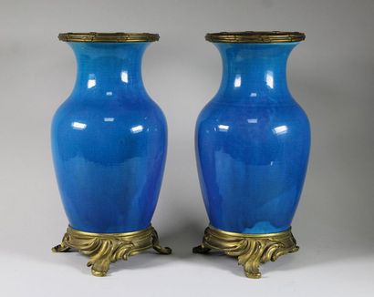 Chine XIXe siècle Paire de vases en porcelaine émaillée bleu turquoise, le col évasé.
(Fond...