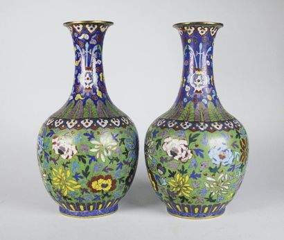 Chine XIXe siècle Paire de vases balustres en bronze et émaux cloisonnés, à décor...