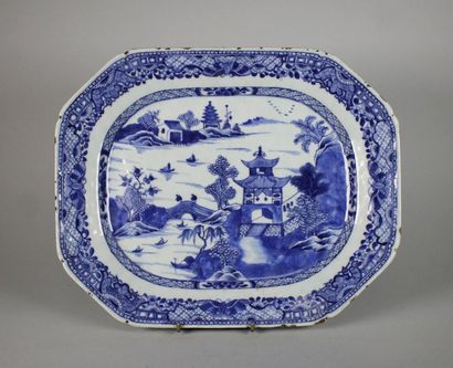 Chine XIXe siècle Plat octogonal en porcelaine bleu blanc à décor de pagodes.
27...