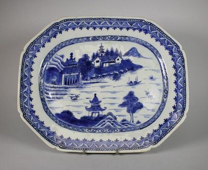 Chine XIXe siècle Plat octogonal à décor bleu blanc d'une rivière.
33 x 41 cm.