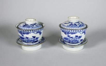 null Deux petites tasses couvertes et leur support en porcelaine bleu blanc à décor...