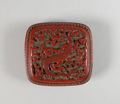 JAPON XIXE SIECLE Petite boite carrée en laque tsuichu rouge à décor d'un chilong...