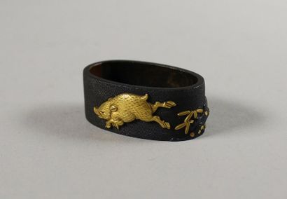 JAPON, époque EDO (1603 - 1868) Fuchi en shakudo à décor en incrustation de cuivre...