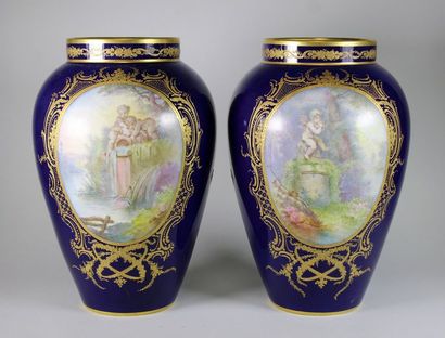 null Paire de vases balustre en porcelaine à décor de scènes galantes et d'angelots...