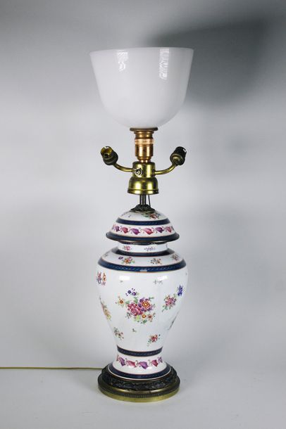 null Lampe de forme balustre en porcelaine émaillée à décor de fleurs et d'éléments...