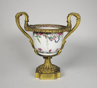 null Vase de forme médicis en porcelaine émaillé polychrome à décor de fleurs, monture...